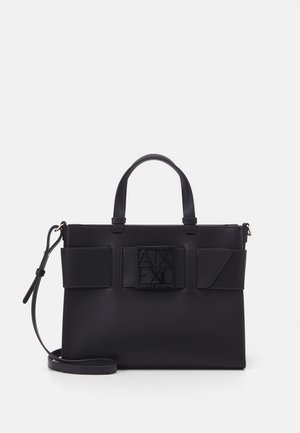 Bolso negro sintético con forma estructurada, doble asa superior, correa de hombro ajustable y un logo en relieve destacado en el frente.