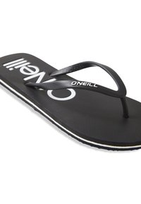 Svart flip-flop sandal med en texturerad gummisula, tunna svarta remmar och en vit logotyp. Har en vit kontur längs sulans kant.