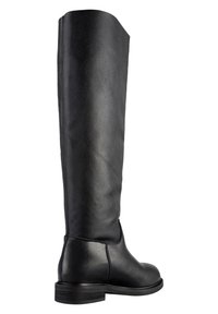 Bottes en cuir noir montant jusqu'au genou, finition texturée, bout arrondi et petit talon empilé. Intérieur lisse avec détails de couture simples.