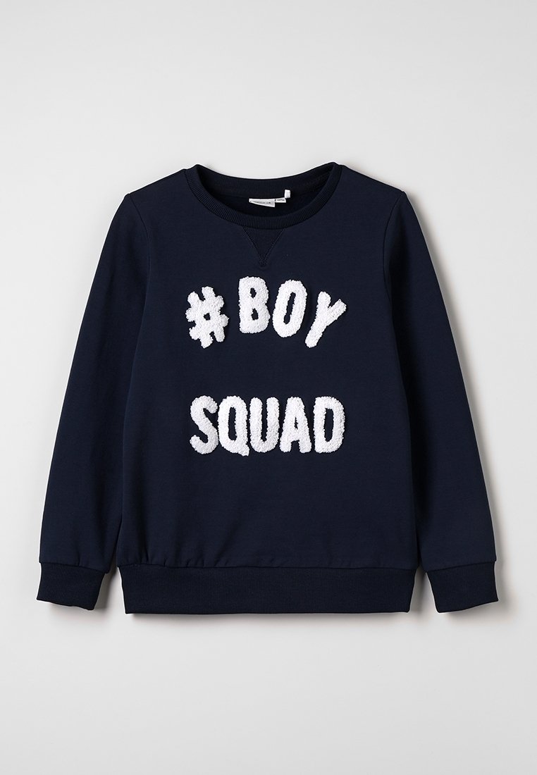 Felpa blu navy realizzata in tessuto morbido, con lettering bianco testurizzato che recita "#BOY SQUAD" sulla parte anteriore e polsini a costine.