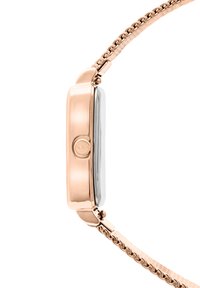 Roségoldene Metalluhr mit rechteckigem Zifferblatt, silbernem Ziffernblatt und strukturiertem Gliederarmband. Verfügt über einen Knopf an der Seite.