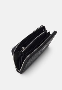 Calvin Klein MUST WALLET EMBOSSED - Geldbörse - black