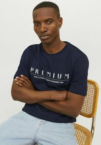 Jack & Jones PREMIUM PRINTED O-NECK - Apdrukāts T-krekls - navy blazer