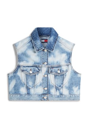 Chaqueta vaquera sin mangas y corta de color azul claro con efecto tie-dye, con botones en la parte frontal, dos bolsillos en el pecho con botones y un cuello doblado.