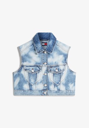 Chaqueta vaquera sin mangas y corta de color azul claro con efecto tie-dye, con botones en la parte frontal, dos bolsillos en el pecho con botones y un cuello doblado.