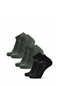 Cuatro pares de calcetines de longitud hasta el tobillo: dos de color verde oscuro con un diseño texturizado y dos negros con acentos reflectantes. Hechos de un tejido transpirable.