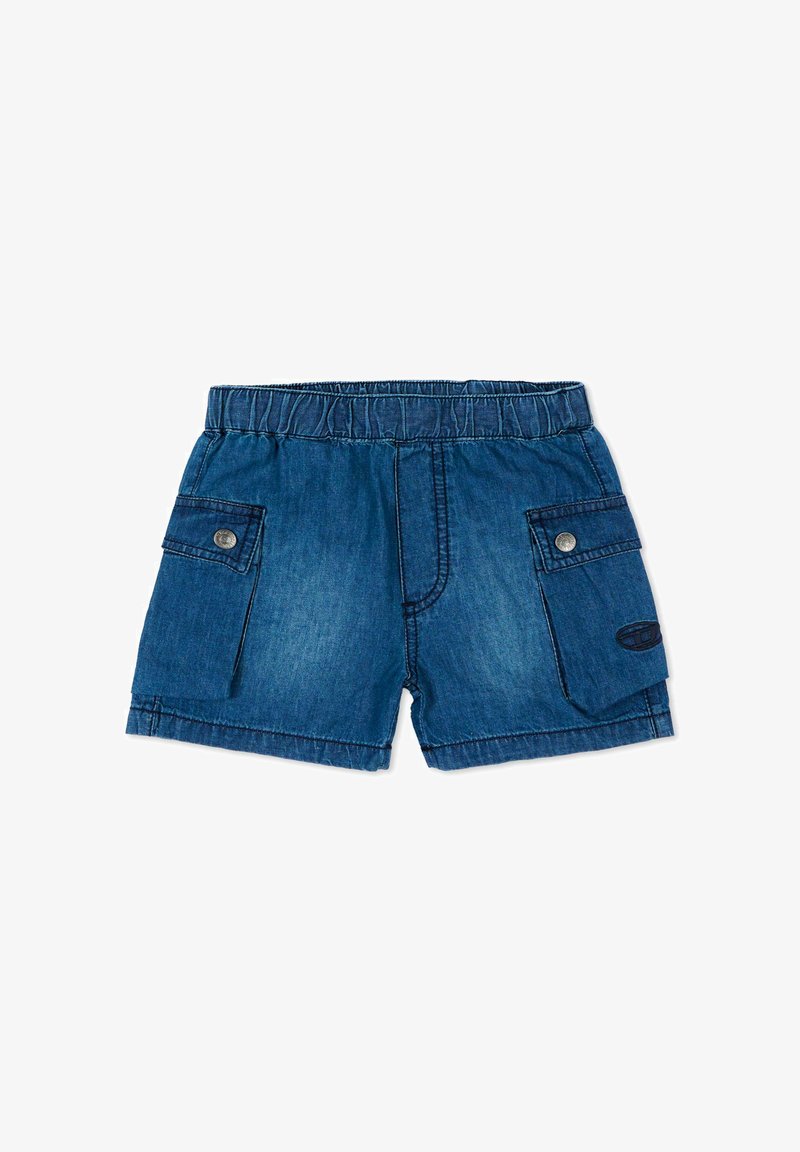Shorts pour enfants en denim bleu avec taille élastique, deux poches à rabat avec boutons et surpiqûres décoratives.