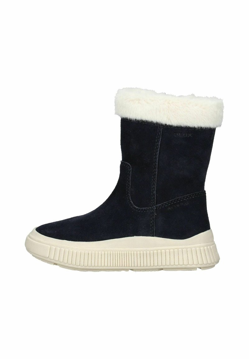 Botas de tobillo de ante azul marino con un suave cuello de pelo sintético crema y una suela de goma texturizada beige. Presenta una silueta elegante y detalles de costura.