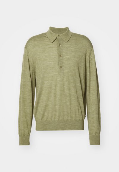 Langärmliges Poloshirt in gedämpftem Olivgrün, aus weichem Stoff gefertigt. Verfügt über einen klassischen Kragen und eine Drei-Knopf-Leiste. Gerippter Saum und Bündchen.