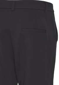 Černé kalhoty s hladkou texturou, přiléhavým střihem a jednou zadní kapsou s úzkým otevíráním pro jemný detail.