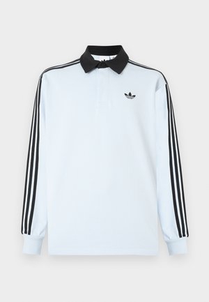 Lyseblå langærmet poloshirt med sort krave, tre sorte striber på ærmerne og et lille sort logo på brystet.