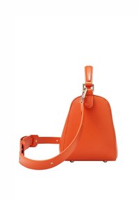 Oranssi nahkainen olkalaukku, jossa on muotoiltu muoto, tasainen pohja ja säädettävä hihna. Varustettu yläkahvalla ja hopeaisilla yksityiskohdilla.
