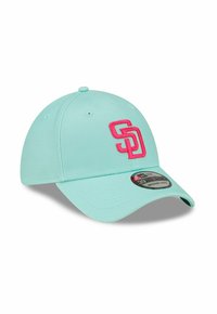 Helle blaue Kappe mit einem rosa gestickten "SD"-Logo auf der Vorderseite, mit einem gebogenen Schirm und verstellbarem Riemen auf der Rückseite.