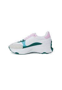Sneaker bianco con accenti rosa e teal, punta in suede, pannelli testurizzati e una spessa suola verde. Il design include una forma arrotondata e chiusura con lacci.