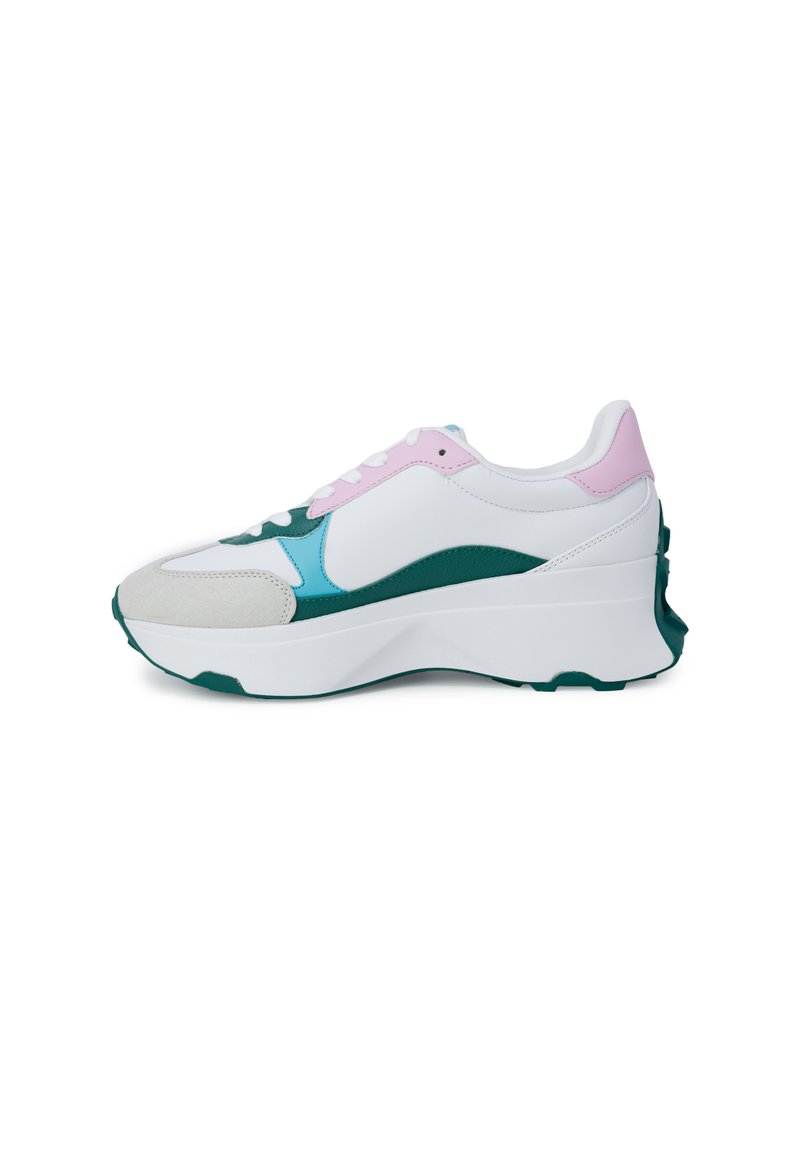 Sneaker bianco con accenti rosa e teal, punta in suede, pannelli testurizzati e una spessa suola verde. Il design include una forma arrotondata e chiusura con lacci.