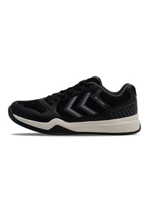 Schwarze Sportschuhe mit einem Obermaterial aus Mesh, Gummisohle und kontrastierenden grauen Akzenten sowie einem Chevron-Muster an den Seiten und dem Aufdruck "ALL COURT".
