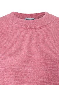Rosa gestrickter Pullover mit geripptem Muster und Rundhalsausschnitt. Das Etikett zeigt "MORE & MORE" im Kragen.