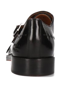 Zwarte leren schoen met een glanzende afwerking, afgeronde neus en een lage gestapelde hak. Kenmerkt decoratieve stiksels en contrasterende veters.