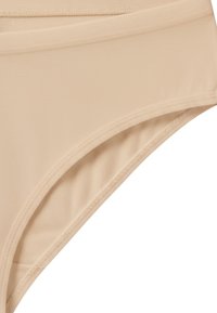 Beige ondergoed van een katoenmengsel met een gladde textuur, elastische tailleband en gestikte randen; heeft een klassiek slipontwerp.