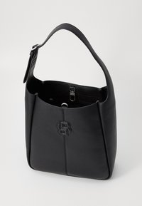 Zwarte leren emmer tas met een gestructureerde afwerking, een enkele handgreep en een reliëf logo detail aan de voorkant. Interieur bevat zakken en clips.