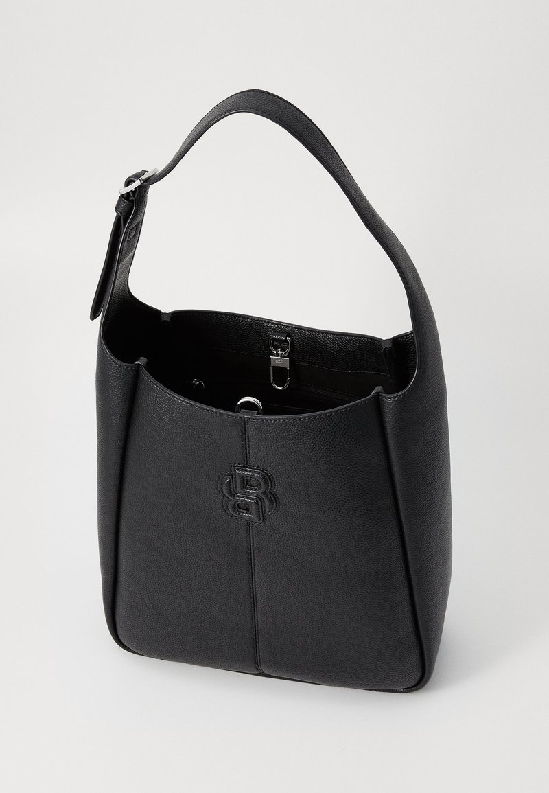 Borsa a secchiello in pelle nera con finitura testurizzata, una maniglia singola e dettaglio del logo impresso sul davanti. L'interno presenta tasche e clips.