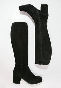 Czarne zamszowe botki do kolan na słupku, z bocznym zamkiem błyskawicznym i gładką teksturą na górnej części cholewy.