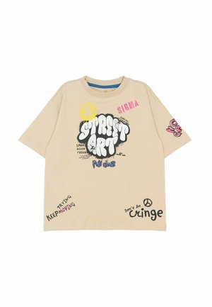 Beige bomulds t-shirt med korte ærmer, der har iøjnefaldende sort og pink grafisk tekst, herunder "STREET ART" og forskellige slogans i forskellige skrifttyper.