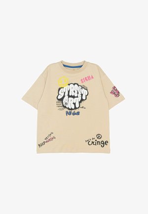 T-shirt in cotone beige con maniche corte, caratterizzato da un audace testo grafico nero e rosa, inclusi "STREET ART" e vari slogan in diversi caratteri.