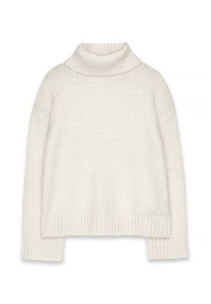 Biely pletený sveter s rebrovaným rolákom, spadnutými ramennými švami a rebrovanými manžetami. Mäkká textúra s voľným, uvoľneným strihom.