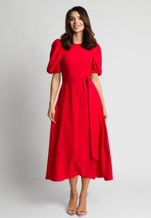 Czerwona sukienka midi z bufkami i wiązanym detalem w talii. Wykonana z gładkiego materiału, ma zwiewną spódnicę i prosty okrągły dekolt.