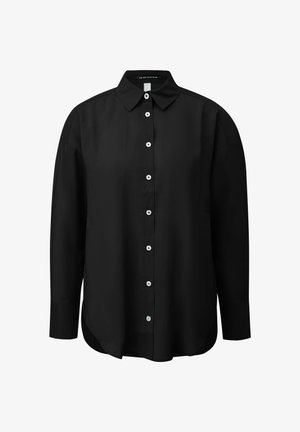 Czarna koszula zapinana na guziki z kołnierzem, długimi rękawami i zaokrąglonym dołem. Posiada białe guziki oraz gładki, lekki materiał.