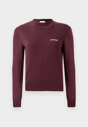 Burgunderfarget crew-neck genser laget av mykt strikket stoff. Har ribbestrikkede mansjetter og kant, med en liten hvit logo på brystet.