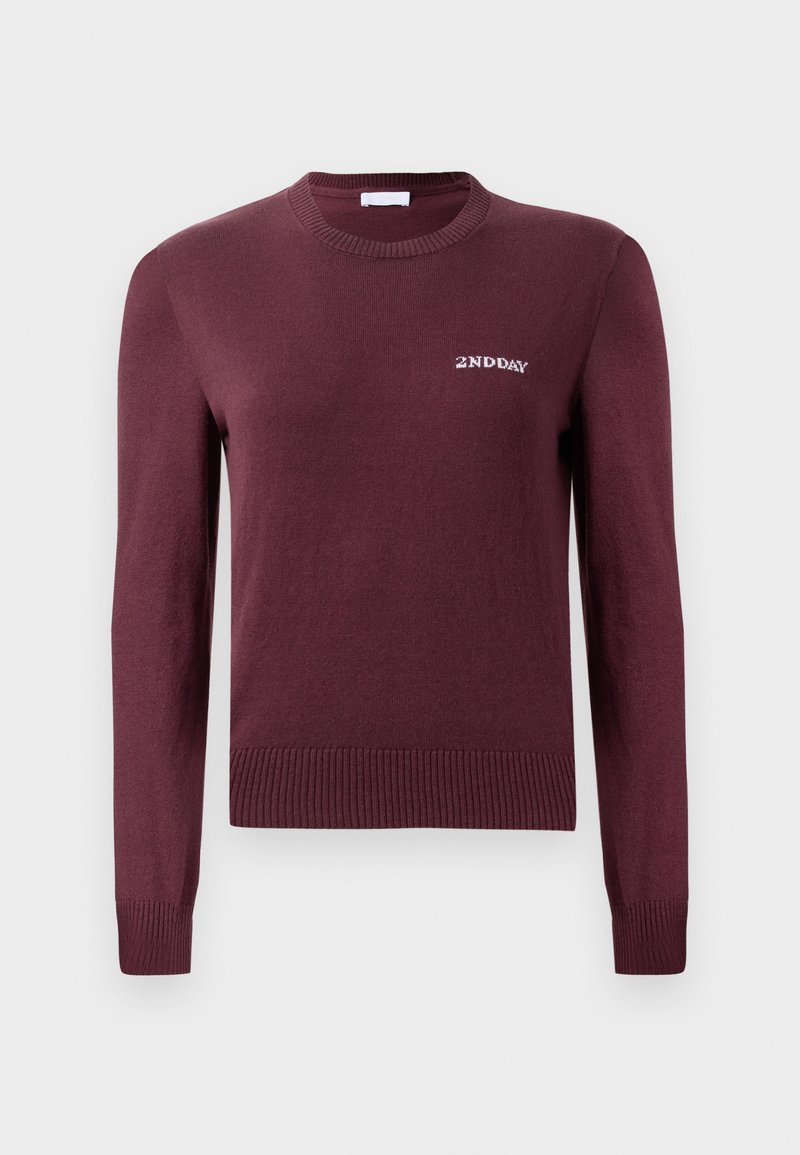 Bordeaux gekleurde crew-neck trui van zachte gebreide stof. Voorzien van ribgebreide boorden en zoom, met een klein wit logo op de borst.