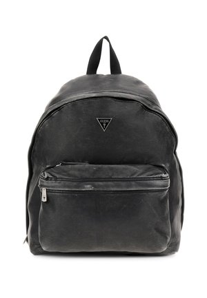 Zaino in pelle nera con bordi arrotondati, spallacci regolabili, tasca frontale con zip e logo su una toppa triangolare.