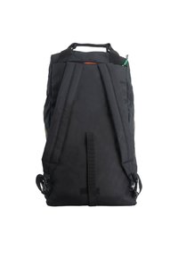 Mochila de tela negra con correas ajustables, un asa reforzada y un respaldo sólido con hardware mínimo y un diseño elegante.