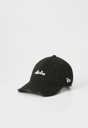 Boné de beisebol preto em algodão com aba curva, apresentando o logótipo "New Era" bordado em branco na frente e lateral. Acentos texturizados e desgastados visíveis.