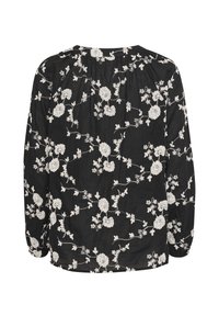 Blusa nera con maniche lunghe, caratterizzata da un intricato motivo floreale bianco, tessuto morbido e un dettaglio di scollo arricciato.