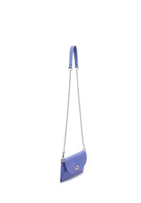Sac en bandoulière en cuir violet avec une fermeture magnétique, forme rectangulaire plate, sangle ajustable et accents en chaîne argentée.