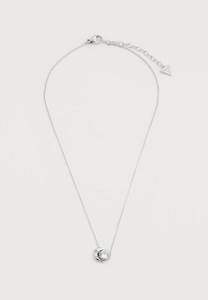 Strieborný náhrdelník s príveskom v tvare polmesiaca a hviezdy, ktorý drží okrúhly číry drahokam, s nastaviteľnou retiazkou a zapínaním.