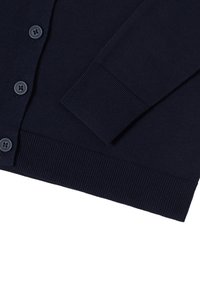 Marineblauwe cardigan van gebreide stof, met een geribbelde zoom en manchetten, voorzien van zes ronde knopen en een gladde textuur.