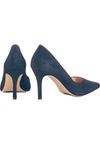 Granatowe zamszowe szpilki z wąskim noskiem i wycięciami. Oferują smukły obcas w szpilce o wysokości 10 cm oraz gładką podszewkę.