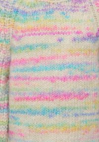Tissu doux en maille avec des rayures horizontales pastel en rose, bleu, vert, jaune et violet sur un fond crème.
