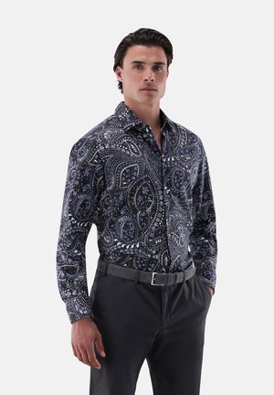 Camicia a maniche lunghe di colore blu navy con un motivo paisley bianco e azzurro. Tessuto in misto cotone, colletto con bottoni e vestibilità comoda.