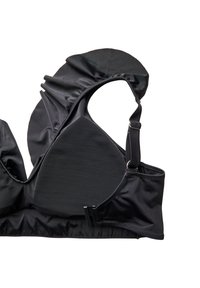 Sort polstret bh med justerbar strop og flæsekantr detaljer på den ene side, lagt fladt mod en hvid baggrund.