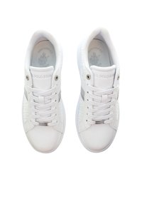 Białe sneakersy z teksturowymi panelami, szarymi akcentami i płaskimi sznurówkami. Posiadają szczegóły logo na języku oraz gładki materiał syntetyczny.