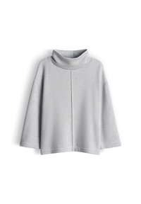 Top grigio chiaro, oversize, con collo alto e una texture liscia, spalle scese e un dettaglio centrale a cucitura. Tessuto morbido con vestibilità rilassata.