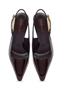 Zapatos slingback de un burdeos oscuro y brillante con puntera puntiaguda, lados abiertos, plantilla de cuero texturizado y acentos en tono dorado.