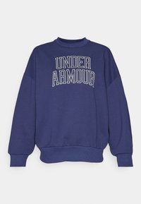 Sudadera morada con puños y cuello de canalé. Presenta el texto "UNDER ARMOUR" en blanco, con un corte relajado y una textura suave.