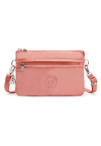Lyserød nylon crossbody taske med en frontlomme med lynlås, præget logo, justerbar rem og hardware i sølvfarve. Glat tekstur.