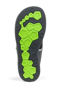Sole di una scarpa con una base in gomma nera decorata da un vivace motivo geometrico di esagoni e cerchi, indicante la taglia 28.